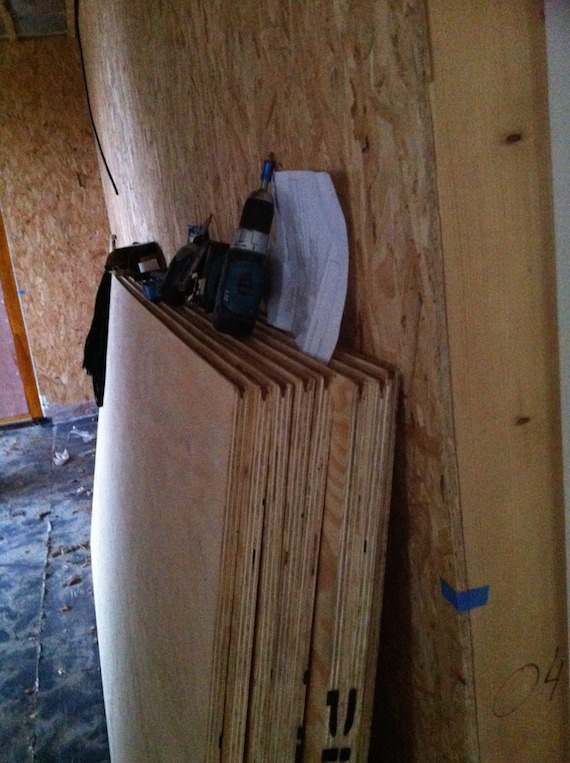 02-2014-garage-houten-platen-voor-de-muren-e1391272258702-765x1024